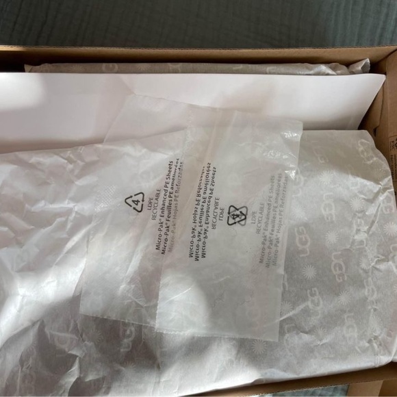 NEW 6 AUTHENTIC UGG Women's Mini Bailey Button II Boot, Black, 6 - Picture 2 of 9